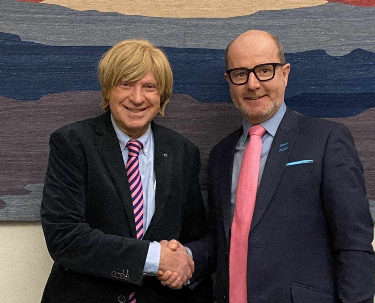 Michael Fabricant MP shakes hands with Paul Rodgers, IWA national chairman