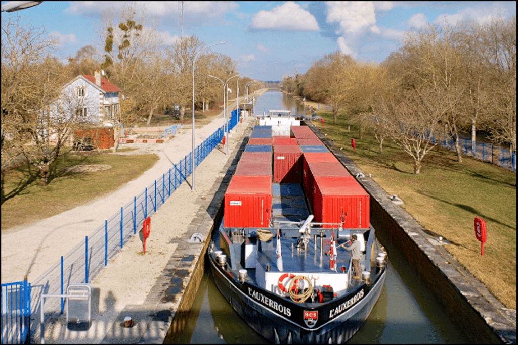 L'Auxerrois passes through a lock beside the upper Seine