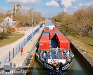 L'Auxerrois passes through a lock beside the upper Seine