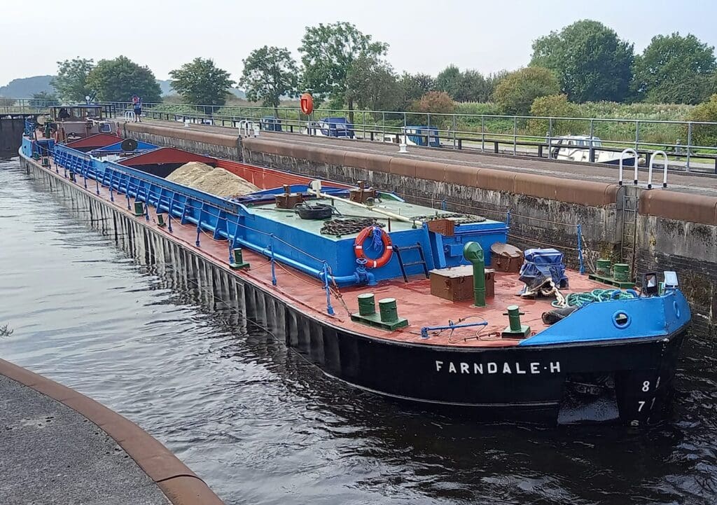 A 500 tonnes capacity barge en route from Hull to Leeds with sea- dredged aggregates, passing through Whitley Lock, near Knottingley. Photo- Andy Horn