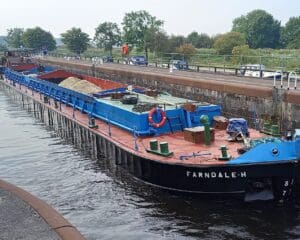 A 500 tonnes capacity barge en route from Hull to Leeds with sea- dredged aggregates, passing through Whitley Lock, near Knottingley. Photo- Andy Horn