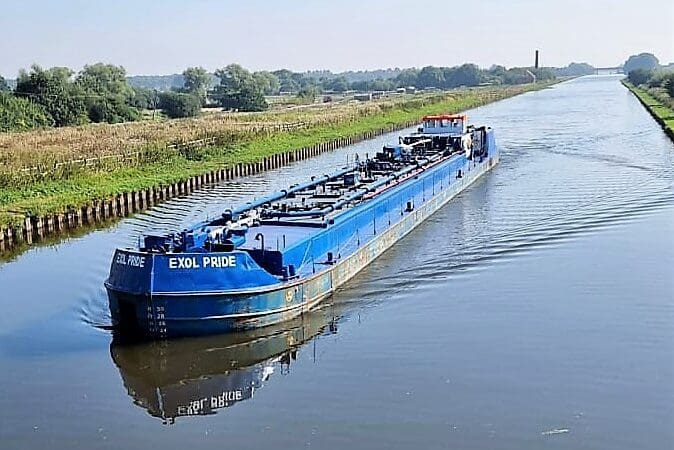 Oil Tanker barge en route from Hull to Rotherham. Photo- Grahame Barrass
