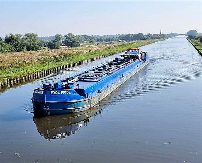 Oil Tanker barge en route from Hull to Rotherham. Photo- Grahame Barrass