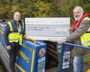 The housebuilder has do nated £1,000 to the ChesterfieldCanal Trust to help them contin ue to look after the waterway