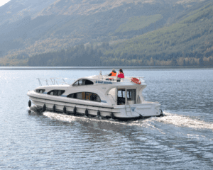 Le Boat cruiser on the Caledonian canal