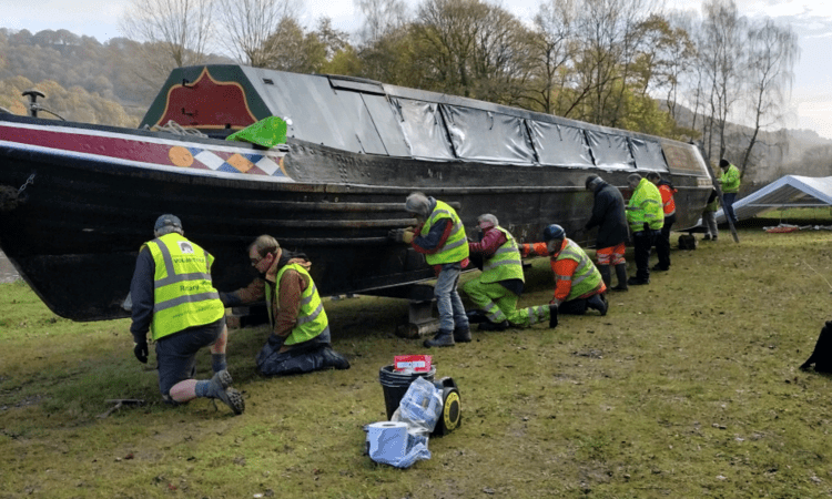 FCC volunteers preparing Birdswood’s hull for the biennial inspection.