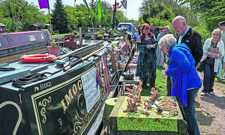 Norbury, UK . 30th, April, 2022. Crowds enjoyed warm sunny weather on the first day of the Norbury Canal Festival being held for the first time in two years due to the pandemic. © Phil Pickin/ Alamy Live News