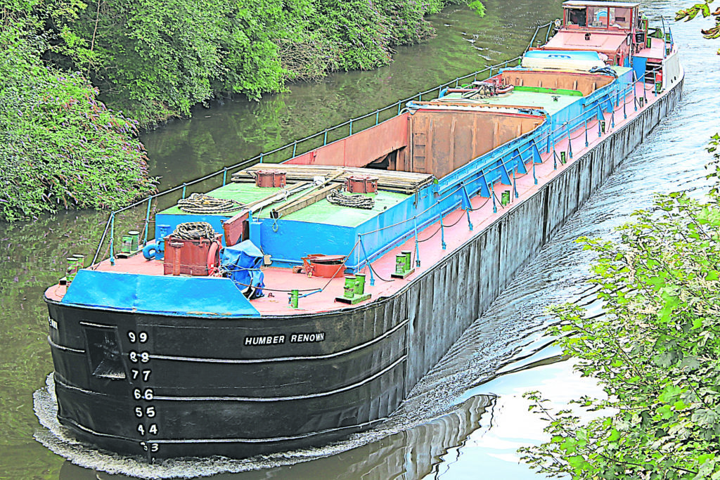 Jonathan and John – seventh- and sixth-generation Branford Barge Owners – loading 500 tons of grit sand apiece at Besthorpe Quarry, near Newark.