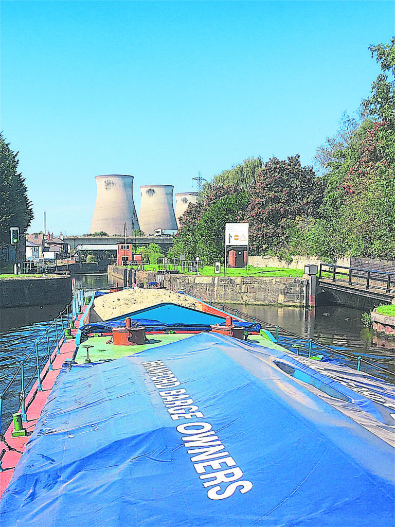 Farndale H loaded with grit sand approaching Ferrybridge Flood Lock, Aire & Calder Navigation.