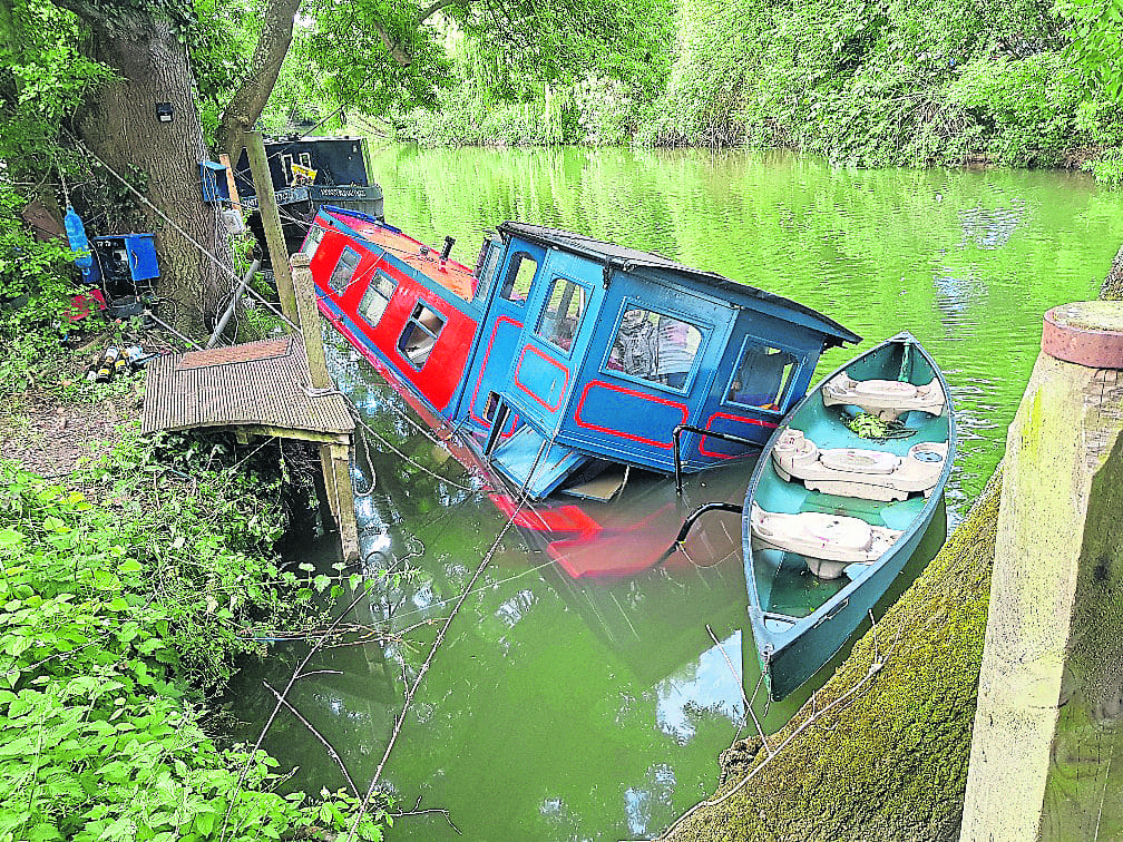 Sandford sinkings Boaters lose homes in Thames weir incident Towpath
