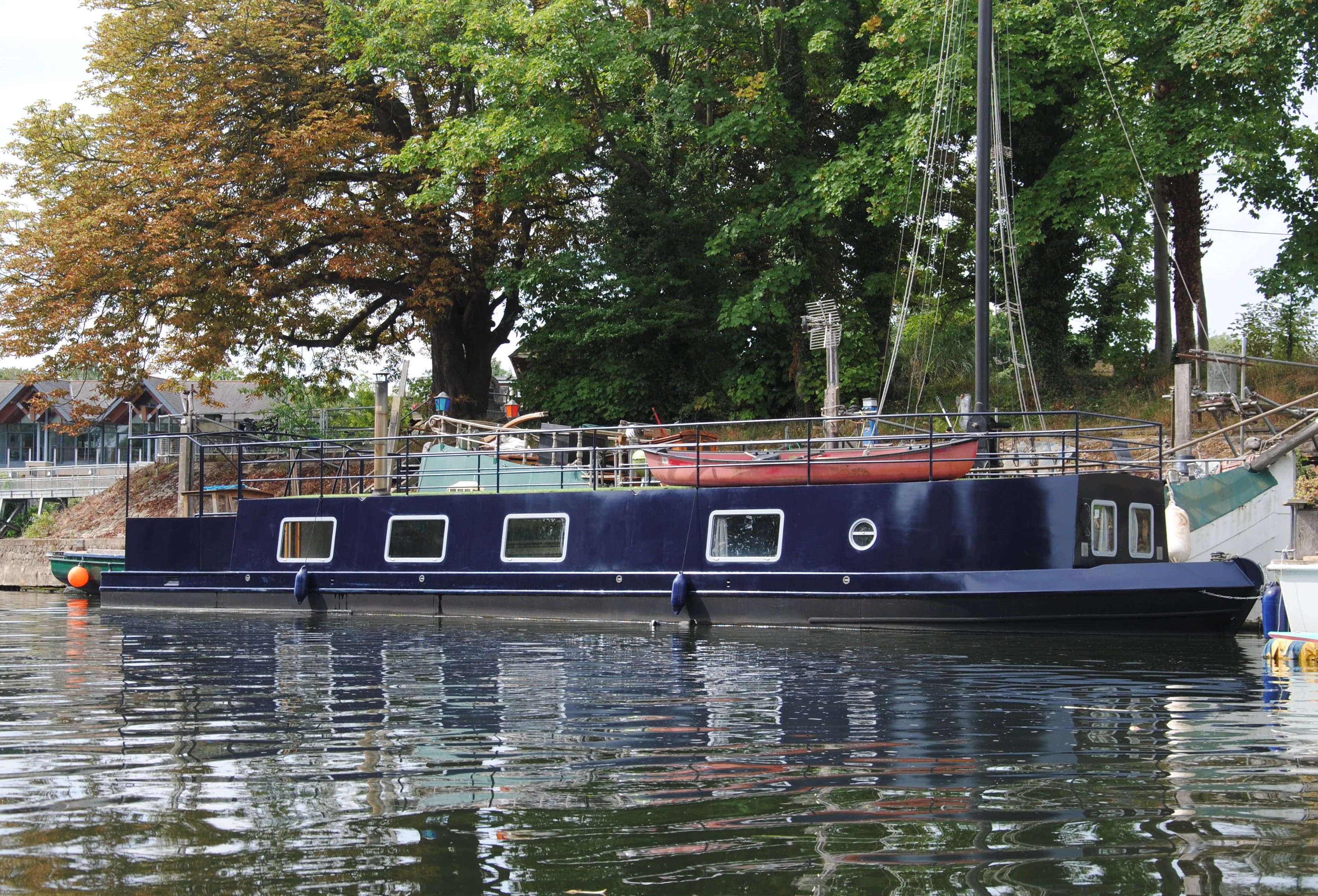 For sale 3 bedroom widebeam houseboat Hampton court residential