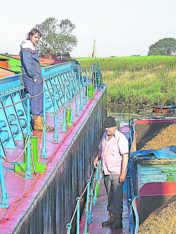 Branford Barge Owners Ltd – father and son load sand at Besthorpe on the tidal River Trent.
