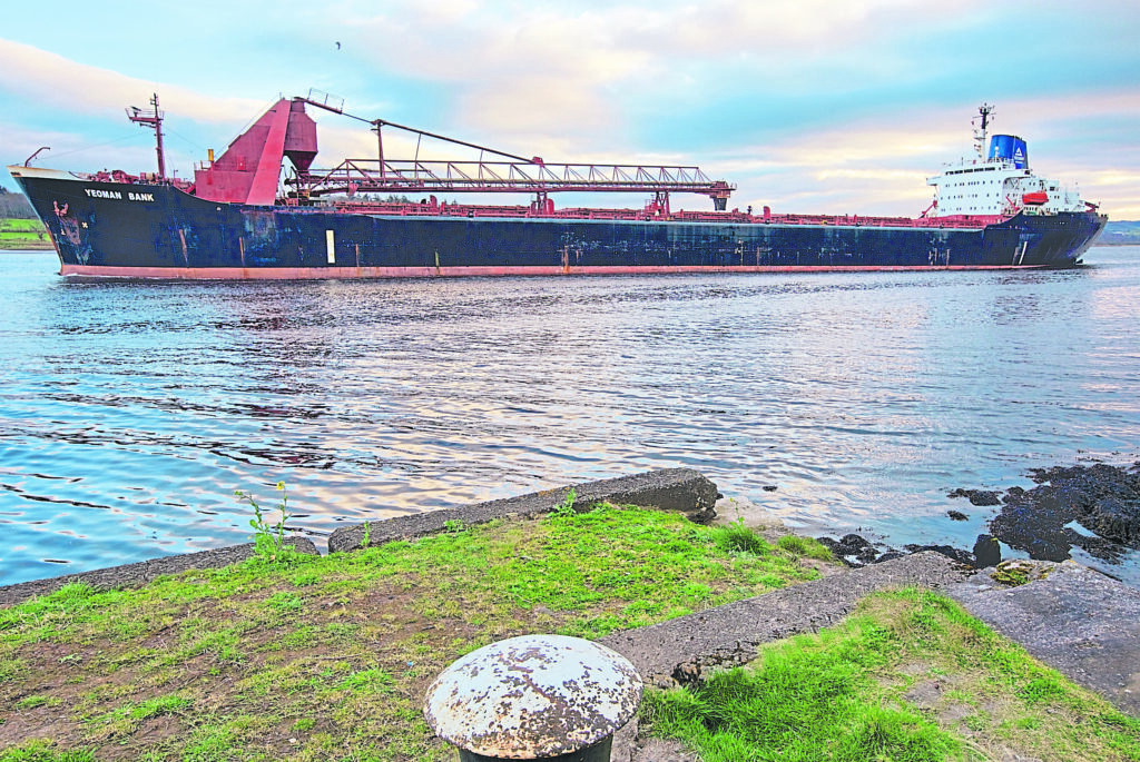 Granite aggregates inbound from Scotland: cohesion between coastal and canal transport is the strength that Casper brings to inland waterways freight.
